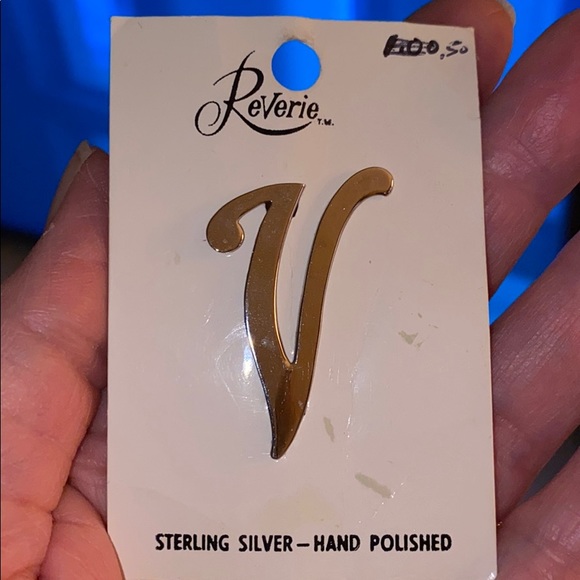 Reverie Am Vintage Sterling Silver Hand Polished Upper Case Letter V Brooch - Picture 2 of 6